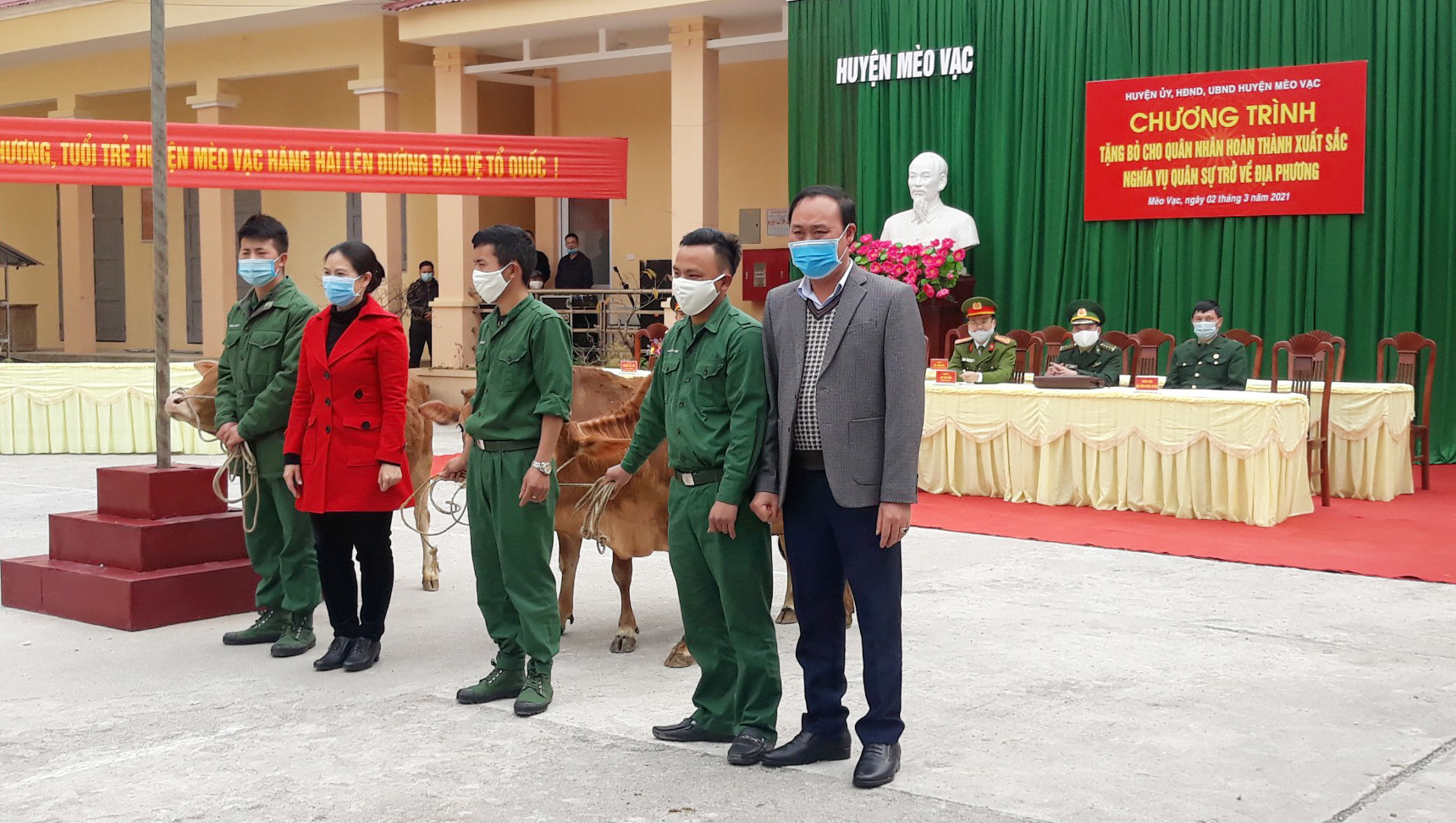 Huyện nghèo trao bò tặng bộ đội xuất ngũ